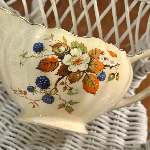 Vintage J and G Meakin Sunshine Pattern Made In England Creamer - Picture 4 of 10